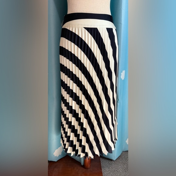 NWT Hugo Boss pleated diagonal stripe skirt. 4 - Picture 4 of 7